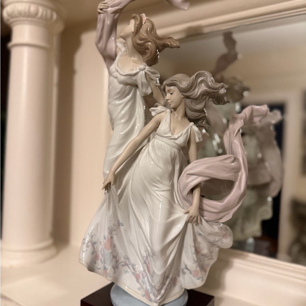 Lladro Allegory of Liberty - Elegant Porcelain Figurine with Flowing Gowns